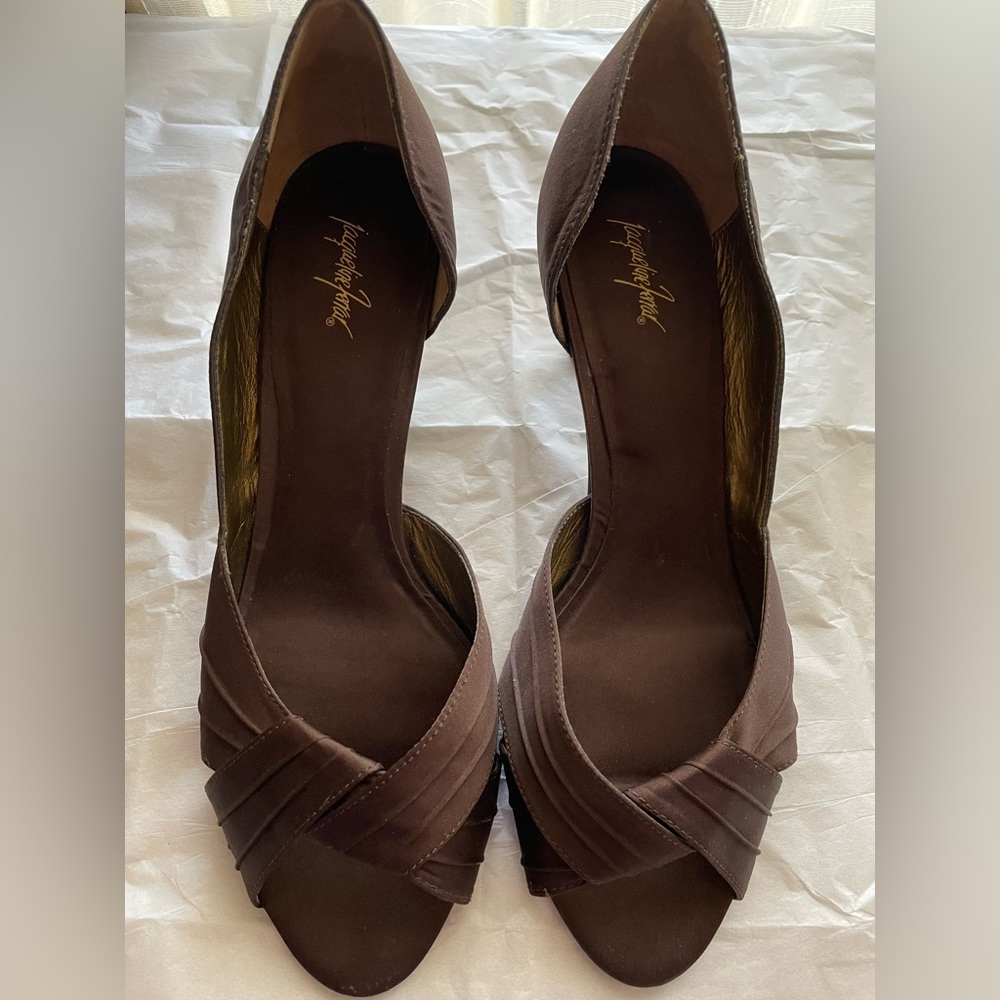 Add these Chocolate Jaqueline Ferrar pumps for any outfit!